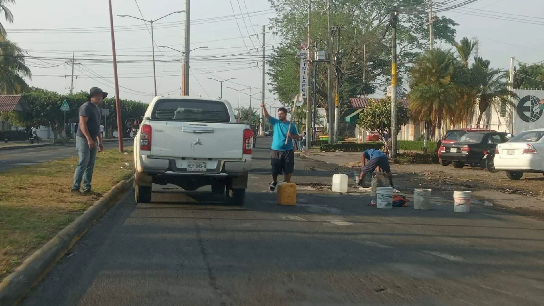 personas tapando baches